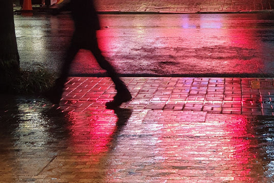 Sin título - Luz roja bajo la lluvia